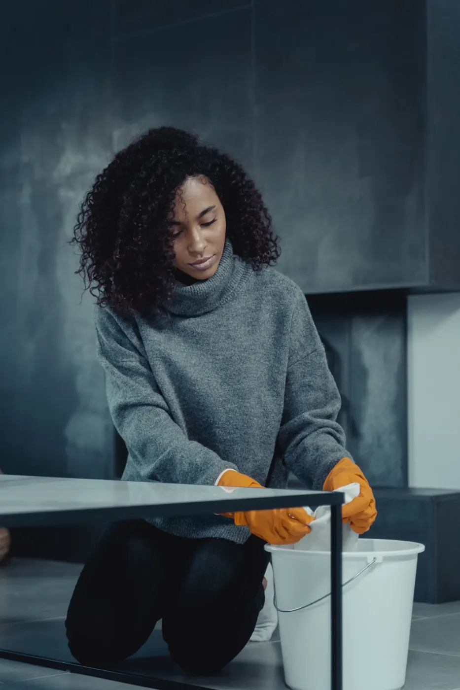 Agente essuyant une table en verre avec des gants de protection