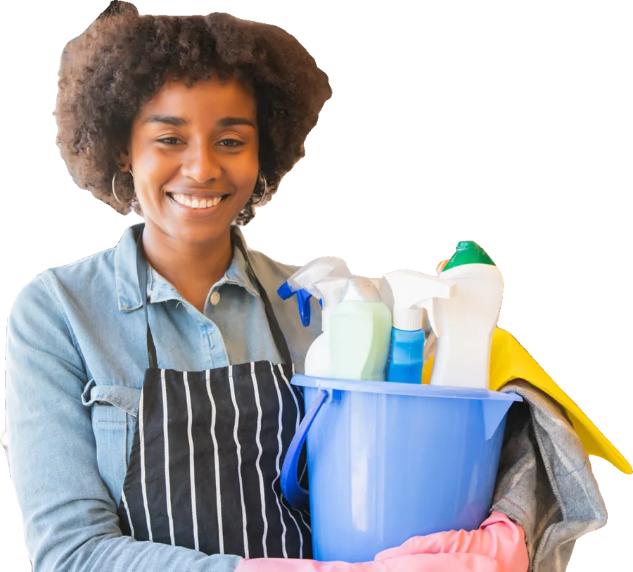 Agente d'entretien souriante tenant un seau de produits